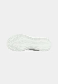 Fehér sneaker talp, bordázott tapadásmintával, ívelt és egyenes vonalakkal, fényképezve alulról, fehér háttéren.