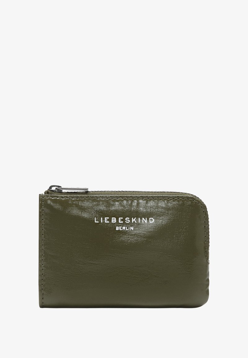Portfel ze skóry w oliwkowo-zielonym kolorze o błyszczącym wykończeniu, z srebrnym zamkiem błyskawicznym i wytłoczonym logo "LIEBESKIND BERLIN" na przedniej stronie.