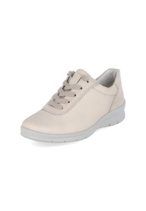 Zapatilla beige con textura y cordones, con suela blanca gruesa, vista en ángulo frontal-lateral sobre un fondo blanco liso.