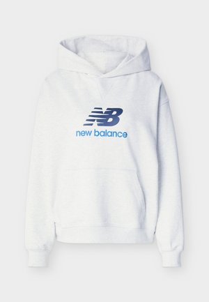 Biała bluza z kapturem New Balance z przednią kieszenią kangurką oraz granatowym logo i napisem na piersi, wyłożona płasko na jasnym tle.