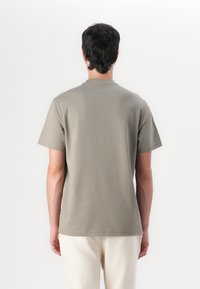 Guess FLOWER TRIANGLE TEE - Marškinėliai su spaudiniu - mossy green