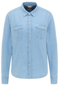 Chemise en jean bleu clair à manches longues avec col, boutons-pressions sur le devant, et deux poches poitrine à rabat avec fermeture par bouton.