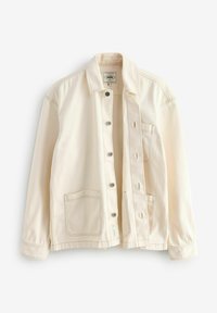 Chaqueta de mezclilla color crema con cierre de botones en la parte frontal, dos bolsillos delanteros y costuras en contraste. Presenta un cuello clásico y mangas largas.