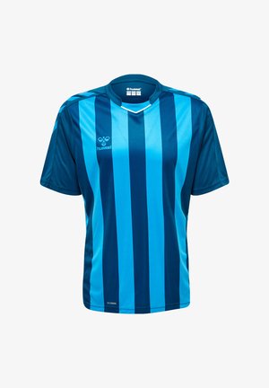 Blå sportsjersey med lodrette mørke og lyseblå striber, korte ærmer og hummel-logo på bryst og skuldre.
