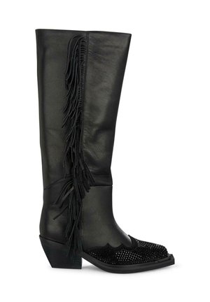 Bota de cuero negro hasta la rodilla con detalle de flecos, tejido texturizado en la puntera y tacón grueso. Presenta acentos de diseño en forma de ondas.