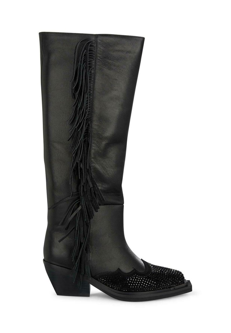 Bota de cuero negro hasta la rodilla con detalle de flecos, tejido texturizado en la puntera y tacón grueso. Presenta acentos de diseño en forma de ondas.