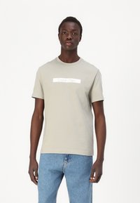 Calvin Klein CUT OUT SHADOW LOGO - T-shirt med print - london fog