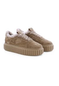Beige Wildlederschuhe mit einer dicken, geriffelten Sohle und weichem Innenfutter, ausgestattet mit einem Schnürdesign und einem Logo auf der Zunge.