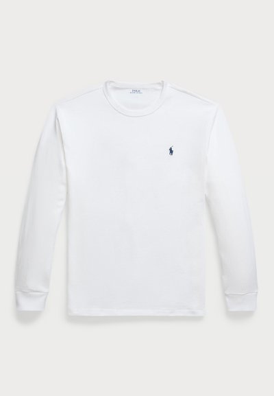 T-shirt bianco a maniche lunghe realizzato in cotone, con scollatura a girocollo e un piccolo logo blu marino sul lato sinistro del petto. Texture liscia, design semplice.