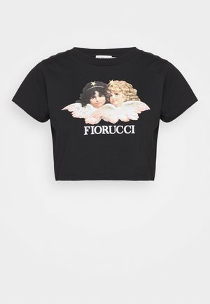 Czarny krótki t-shirt z białym napisem „FIORUCCI” oraz grafiką dwóch cherubinów z skrzydłami i gwiazdkami nad ich głowami.