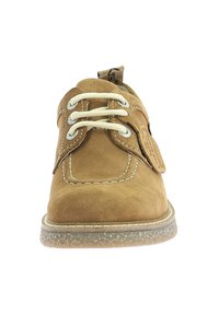 Zapato de ante marrón claro con cordones blancos, puntera redonda y costuras en contraste. Suela de goma con un pequeño tacón y etiqueta con logo en la parte superior.