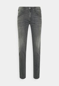 Jeans de mezclilla gris con corte recto, cinco bolsillos, desvanecimiento sutil y detalles de costura. Presentan un cierre de botón y bucles para cinturón.