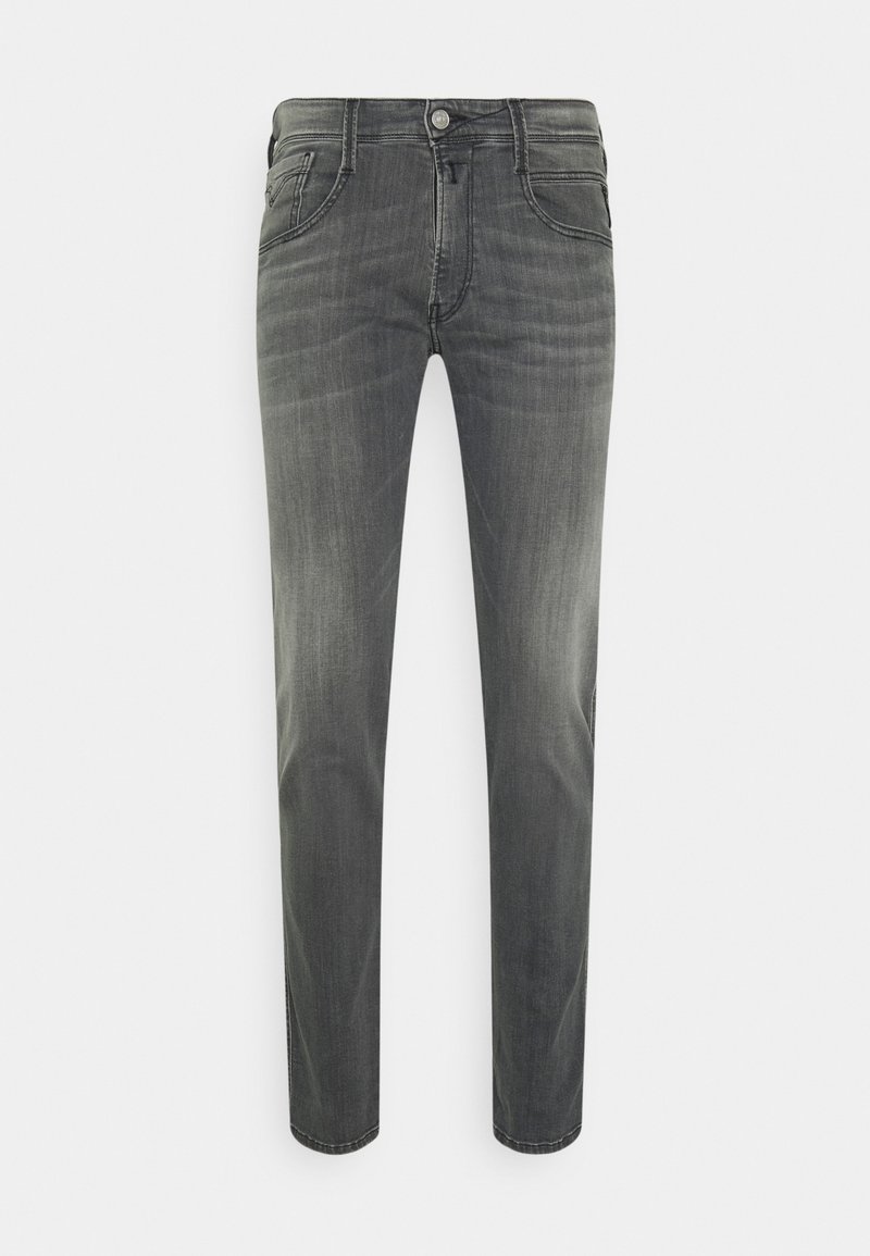 Jeans de mezclilla gris con corte recto, cinco bolsillos, desvanecimiento sutil y detalles de costura. Presentan un cierre de botón y bucles para cinturón.