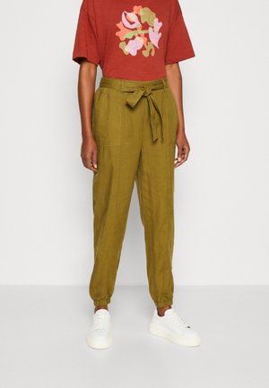 Thought HADLEY BELTED TROUSERS - Pantalon classique - caper green