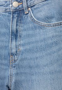 Ljust blå jeans i denim med en slät yta, med kopparfärgad sömnad, en metallknapp och femficksdesign.