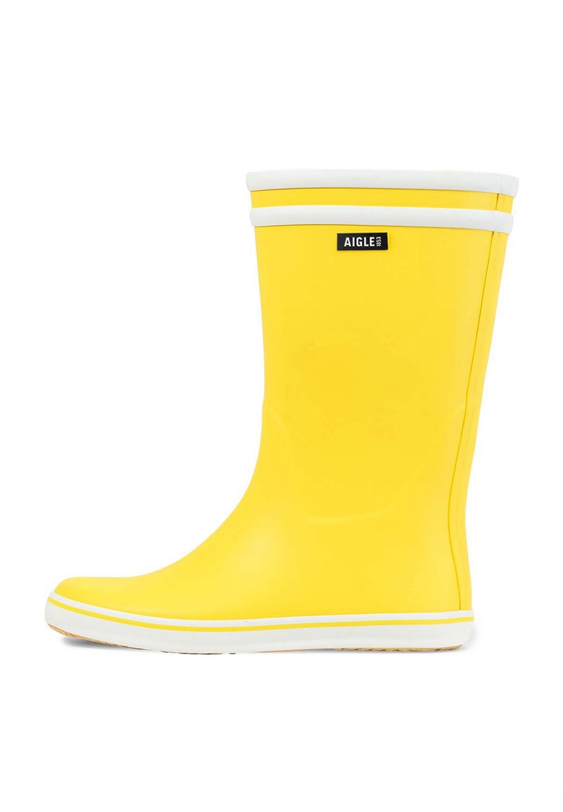 Botte de pluie en caoutchouc jaune avec une garniture blanche en haut et sur la semelle. Elle présente une finition lisse et un logo apposé sur le côté.
