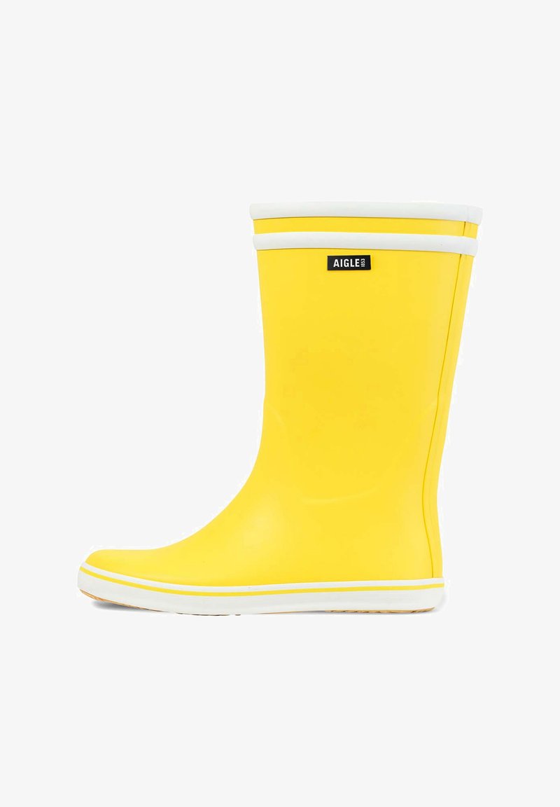 Botte de pluie en caoutchouc jaune avec une garniture blanche en haut et sur la semelle. Elle présente une finition lisse et un logo apposé sur le côté.