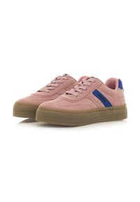 Zapatillas de ante rosa con una franja de acento azul, suela de goma y diseño de cordones. Presenta una punta redonda y un cuello acolchado para mayor comodidad.