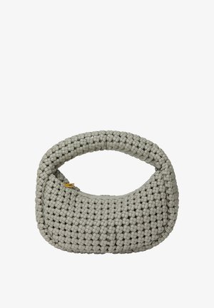 Vævet taske i lys grå med et buet, robust håndtag, tekstureret overflade og guldfarvet lynlåsdetalje på en rund form.