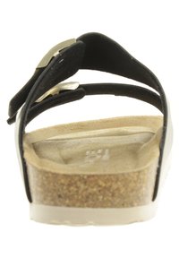 Sandal in suede nero con suola in sughero, due cinturini regolabili con rifiniture in argento e una soletta texturizzata per il comfort.