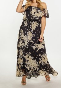 Černé maxi šaty s květinovým vzorem a rameny odkrytými, s nařaseným pasem a lehkým materiálem, který má vzory růží v krémové a béžové barvě.