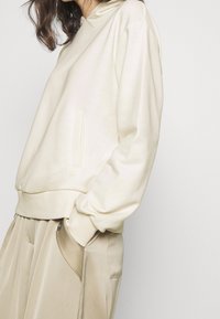 NA-KD Jersey con capucha - off-white