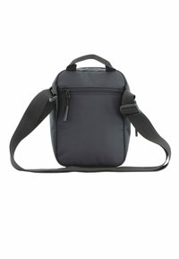Bolsa de hombro negra con una textura suave, material acolchado, asa superior, correa ajustable y un bolsillo con cremallera en la parte frontal para almacenamiento.