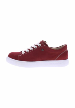 Rote Canvas-Sneaker mit weißen Schnürsenkeln und Gummisohle. Merkmale sind eine abgerundete Zehenpartie und dezente Nähte. Markenlogo an der Seite.