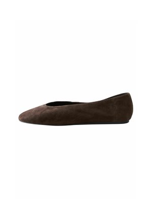Braune Wildleder-Balletschuhe mit spitzem Zehenbereich und niedrigem Absatz, auf einem weißen Hintergrund positioniert, um ihr elegantes Design zu präsentieren.