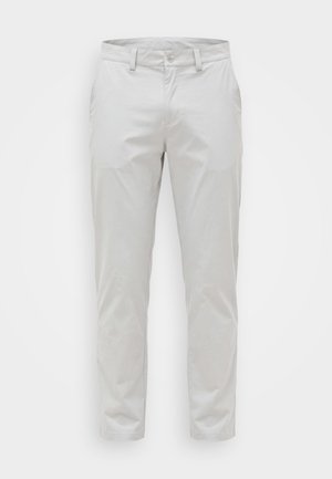Pantalon gris clair coupe droite avec passants de ceinture, fermeture avant par bouton et zip, présenté sur fond blanc.