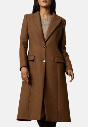 Cappotto in misto lana marrone con vestibilità su misura, dotato di colletto a rever, chiusura con un bottone e tasche laterali. Design strutturato e lunghezza al ginocchio.