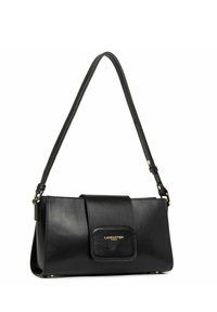 Borsa a mano nera in pelle con copertura superiore a flap, tracolla removibile, hardware dorato e logo impresso. Forma rettangolare compatta.