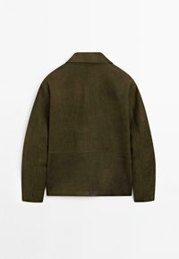 Olivgrüne Kunstlederjacke mit Kragen, sichtbaren Nähten und glatter Textur, die ein schlichtes, unaufgeregtes Design präsentiert.