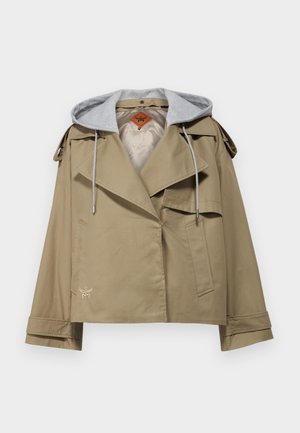 Beige Kurzjacke mit grauer Kapuzenfutter, Reverskragen, seitlichen Taschen und Schulterriemen. Glatte Textur mit einem dezenten gestickten Detail.