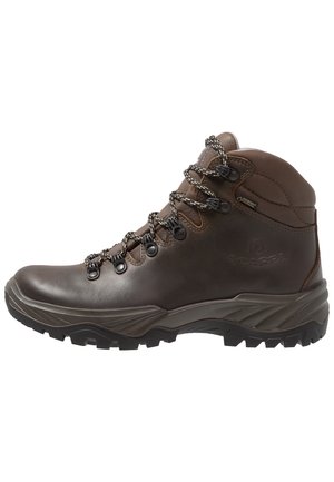 Botte de randonnée en cuir marron avec semelle renforcée, maintien de la cheville, étiquette Gore-Tex et lacets à motifs noirs et blancs.