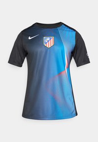 Lühikeste varrukatega sportlik särk, millel on sinine ja musta gradatsiooniga disain, Nike logo ja meeskonna vapp. Pehme kanga ja dünaamiliste joontega mustrid.