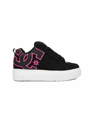 Czarny sneaker z grubą białą podeszwą, czarnymi sznurówkami i dużym różowym obrysowanym logo po boku i na pięcie, pokazany z zewnętrznej strony.