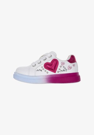 Sneaker bianco con accenti rosa, design a forma di cuore e borchie decorative. Suola sfumata che passa dal blu al rosa. Chiusura con lacci.