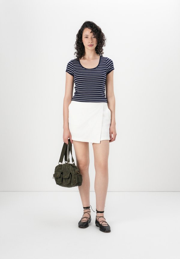 CROP SCOOP - Basic T-shirt4
