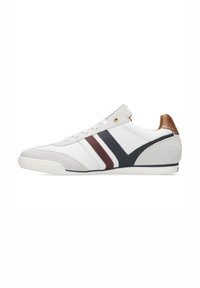 Scarpa sportiva bianca con pannelli testurizzati. Presenta strisce blu navy e bordeaux, un accentuazione del tallone marrone e una suola in gomma con un branding discreto.