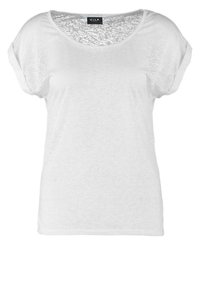 Vit t-shirt med kort ärm gjord av lättviktsmaterial. Har en rund halsringning och en avslappnad passform med rullade ärmar. Inga synliga mönster eller accenter.