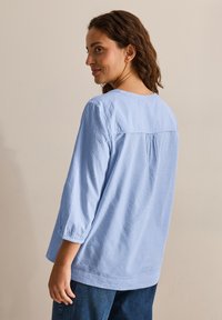 Cecil Camicetta - blau