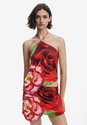 Rotes Blumenkleid mit Halterneck, verziert mit großen Rosenmotiven. Hergestellt aus leichtem Stoff mit weicher Textur und Akzentdetails.