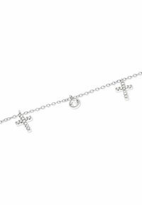 Braccialetto in argento con due charm a croce decorati e un charm circolare con una pietra trasparente, che riflette un design delicato.