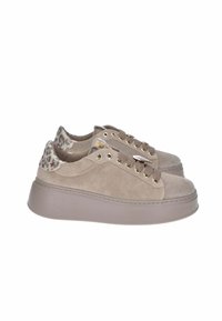 Sneaker platform in suede beige con suola spessa, dettaglio in stampa leopardata sul tallone, occhielli dorati e lacci marroni.