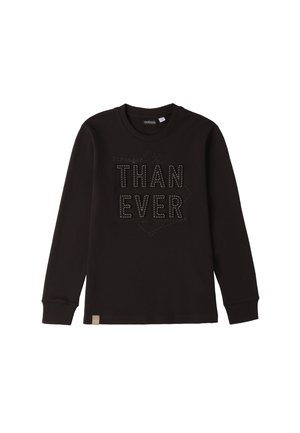 Zwarte langekorte t-shirt van katoen, met een textuurprint die "Stronger THAN EVER" in contrasterende kleuren weergeeft.