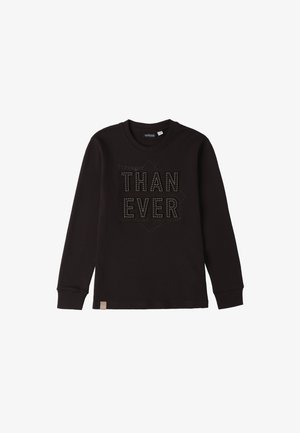 Zwarte langekorte t-shirt van katoen, met een textuurprint die "Stronger THAN EVER" in contrasterende kleuren weergeeft.