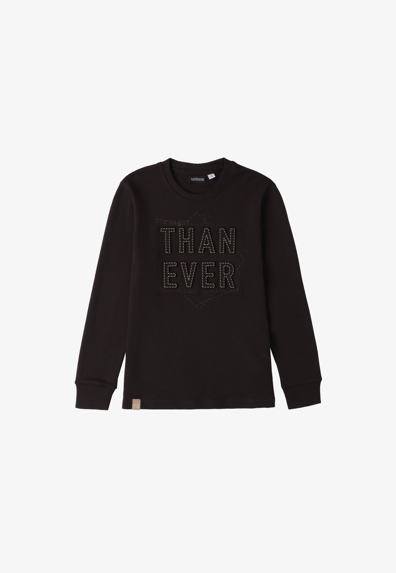 Schwarzes Langarm-T-Shirt aus Baumwolle mit einem strukturierten Druck, der in kontrastierenden Farben "Stronger THAN EVER" zeigt.