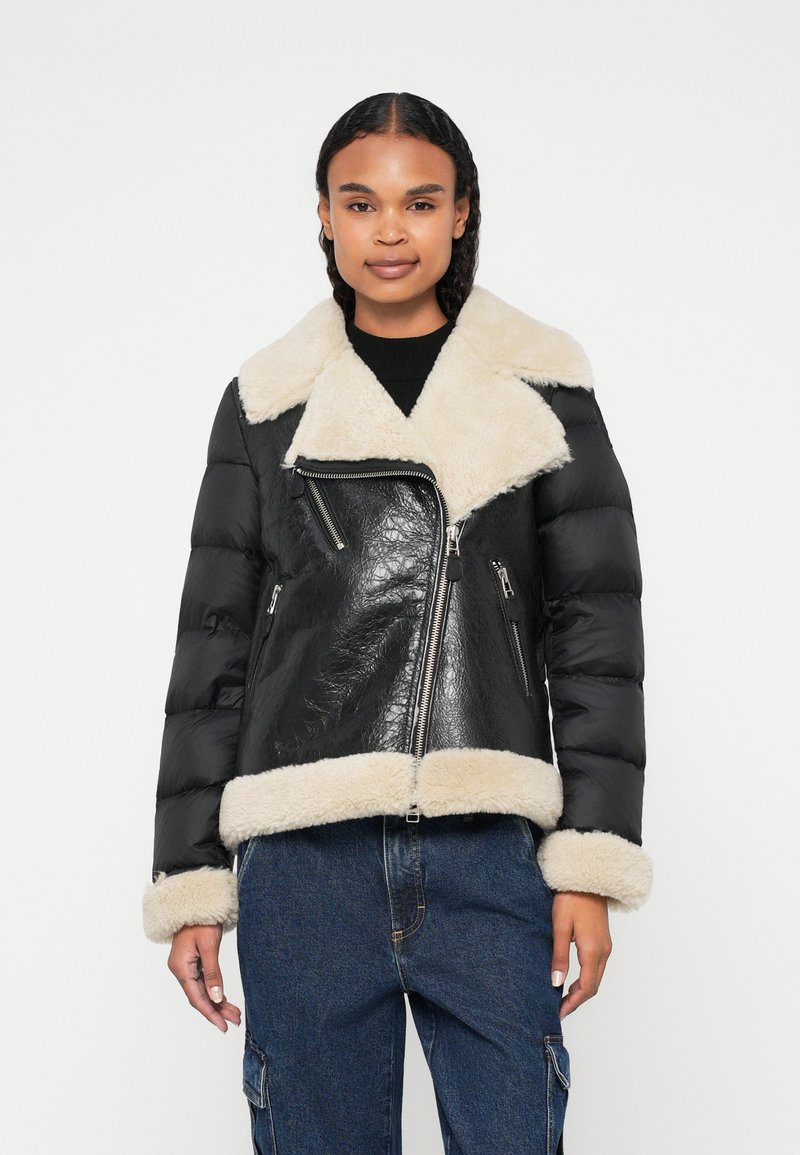 Schwarze Lederjacke mit Polsterung und einem Kragen sowie Manschetten aus cremefarbenem Kunstfell; ausgestattet mit Reißverschlusstaschen und einem taillierten Design.