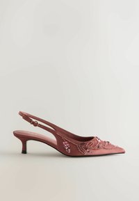 Slingback-korkon vaaleanpunainen satiini, jossa on hienovaraisia kukka-helmikirjontoja ja paljetteja, teräväkärkinen ja hoikka, matala korko.